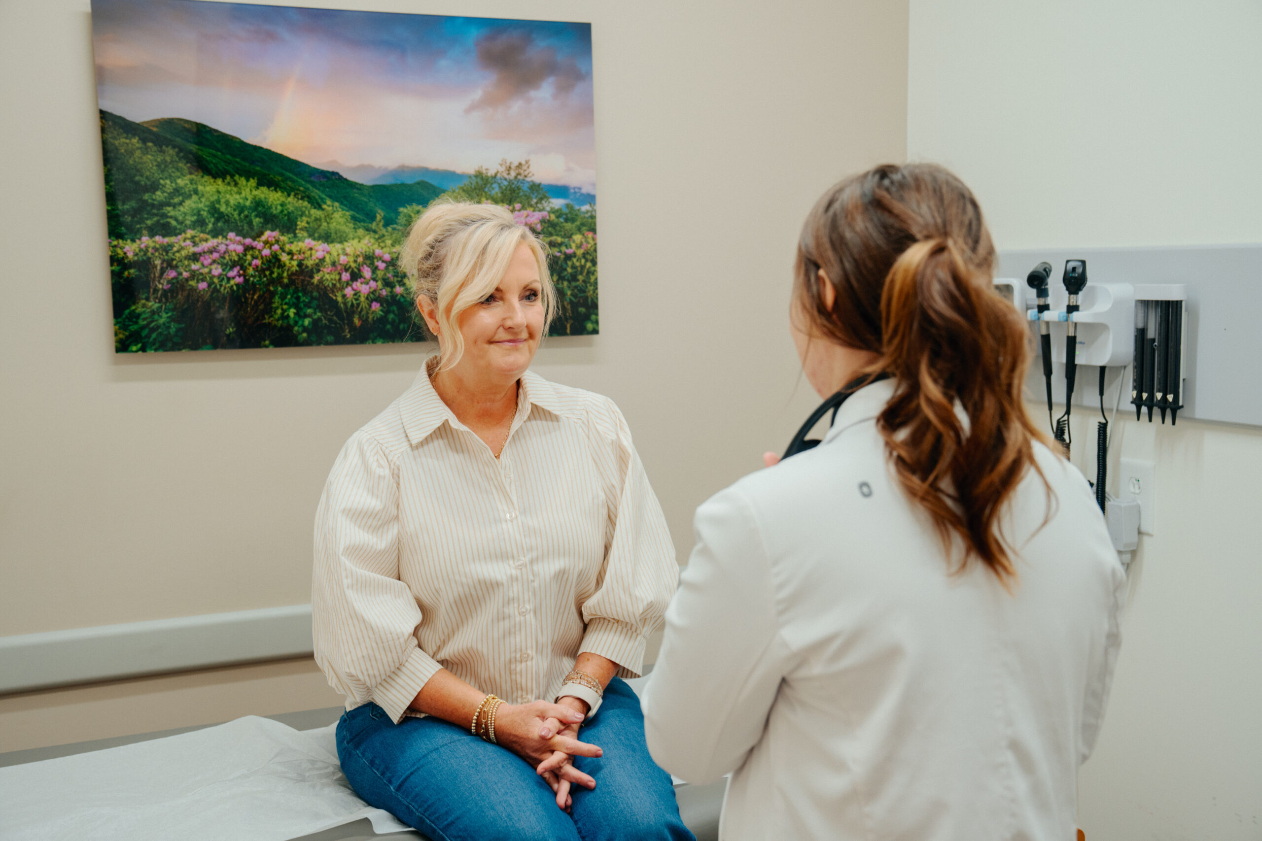 DSC01818 Patient consulting with a healthcare provider about an abscess before evaluation and incision and drainage treatment.